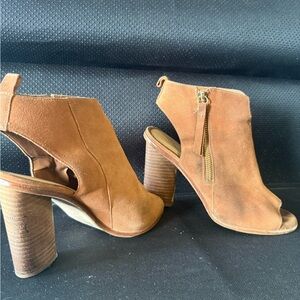 Gianni Bini Tylar Shoes, Women’s size 8 Tan Suede Booties, Side Zip, Block Heel